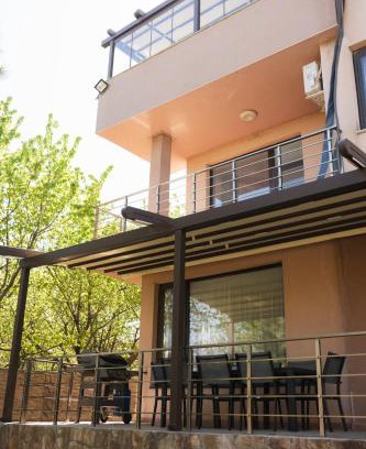 Brestnik Villa | Experience Вила Маунтайн Вю: 4-Star Getaway with Hot Tub