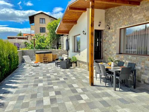 Dobrinishte Villa | Vila Rafaela-Martina: Family-Friendly Retreat with Hot Tub