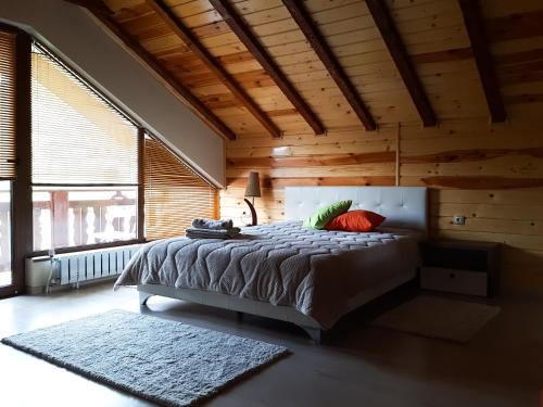 Samokov House | Experience Villa Belle Vie: Family-Friendly Retreat with Hot Tub
