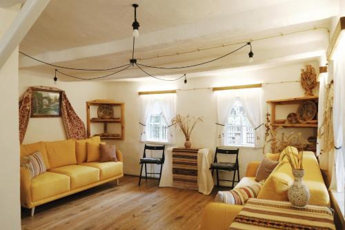 Central Ukraine House | Discover Вишнева садиба: Pet-Friendly Retreat with Dining
