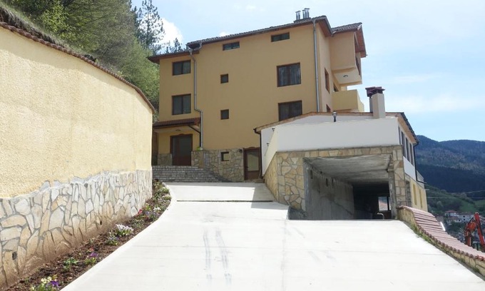 Devin House | Forest Retreat: Guest Rated 9/10 with Family-Friendly Amenities
