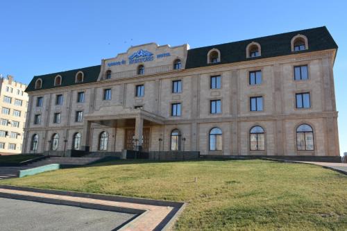 Aktobe Hotel | Discover Коктобе: 4-Star Oasis with Pool & Hot Tub