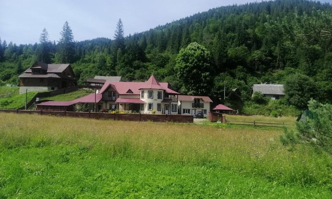 Tatariv House | Guest Rated 9.7: Гостинний двір у Ангеліни Awaits