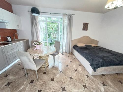 Darnyckyj House | Cozy Guest House Osokorky: Family-Friendly Retreat