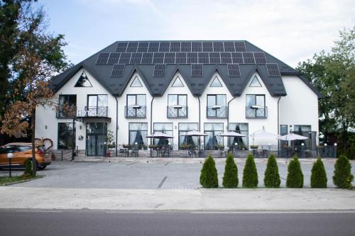 Nyzhnje Selyshche Hotel | Pet-Friendly Family Hotel & Restaurant with Great Amenities