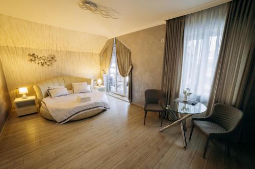 Vinnyts'ka oblast Hotel | Discover ГРК Вагнес: Pet-Friendly Stay with Pool & Hot Tub