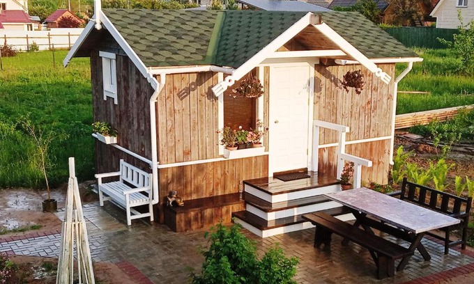 Naro-Fominsk House | Cozy Day Retreat: Pet-Friendly Getaway with Kitchen