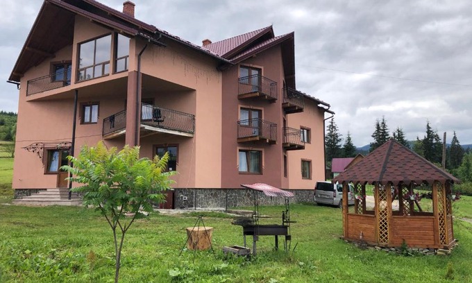 Yasinya Cabin | Inviting Дзвін Карпат: Family-Friendly Getaway with Hot Tub