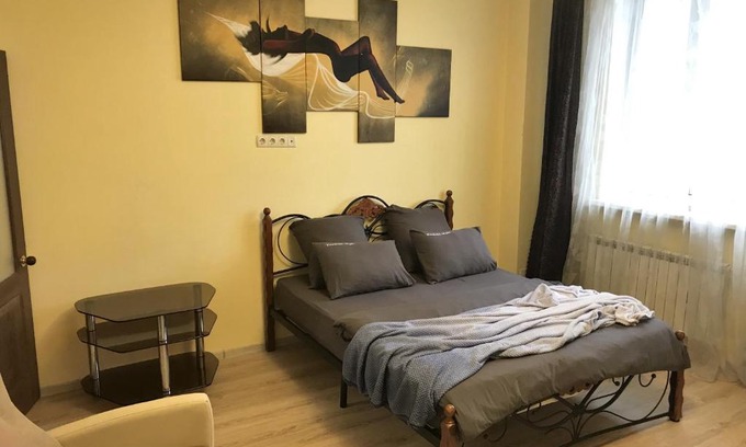 Frunzenskiy rayon Apartment | Pet-Friendly Stay at Дзержинского 7/11 with Breakfast & Hot Tub