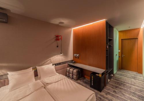 Sofiivska Borshchahivka Hotel | Stylish HOTEL ROAD: 9/10 Rating & Pet-Friendly Amenities