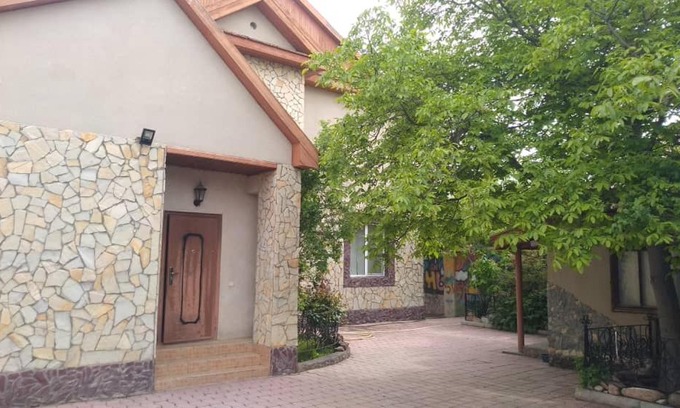 Cholpon-Ata House | Family-Friendly Динара: Guest Rated 9/10 with Kitchen Access