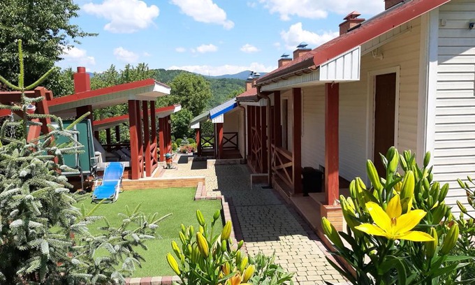 Polyana House | Pet-Friendly Getaway at "Веселка" with Breakfast Included