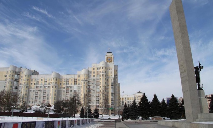 Bryansk Apartment | Explore Comfort at Дом с часами на площади Партизан