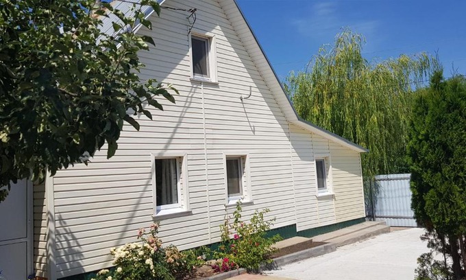 Khvalynsky District House | Cozy Retreat at Дом у Волги with Hot Tub & Pet Friendly