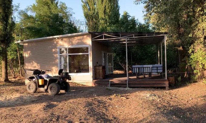 Novorozhdestvenskoe Cabin | Riverside Retreat: Pet-Friendly Stay with Great Value