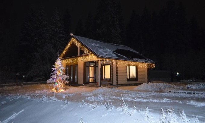 Helyul'Skoe House | Riverside Retreat: Guest Rated 10/10 with Kitchen Access