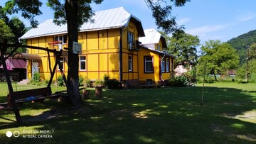 Vyzhnytsya House | Дім з видом на гори