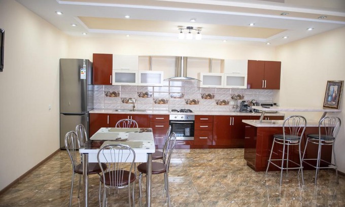 Mizhhirya Apartment | Cozy Retreat with Kitchen & Child-Friendly Amenities