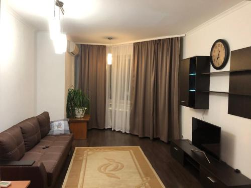 Svyatoshyns'kyi District Apartment | Cozy 2-Bedroom Apartment Near Akademmistechko Metro