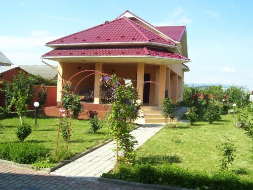 Mukachevo Villa | Discover Злоторія: Family-Friendly Stay with Kitchen Access