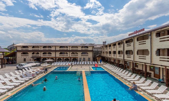Solotvyno Hotel | Discover Золотий Павлін: Family-Friendly with Pool & Breakfast
