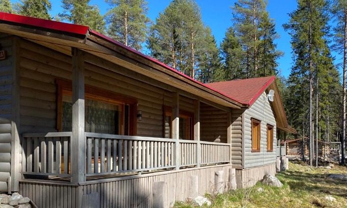 Medvezhyegorsk House | Cozy Charodei Cottage in Karelia with Oceanfront Views