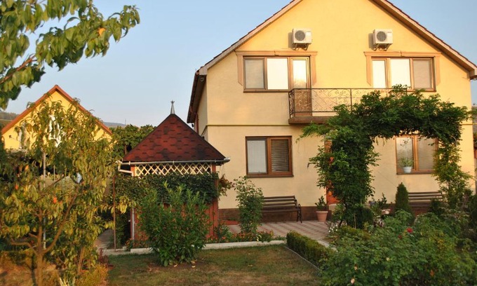 Holubyne House | Budget-Friendly Квітковий двір: Top-Rated with Breakfast & Hot Tub