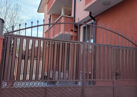 Sliven Apartment | Guest-Approved Китанови: Family-Friendly Rooms Await