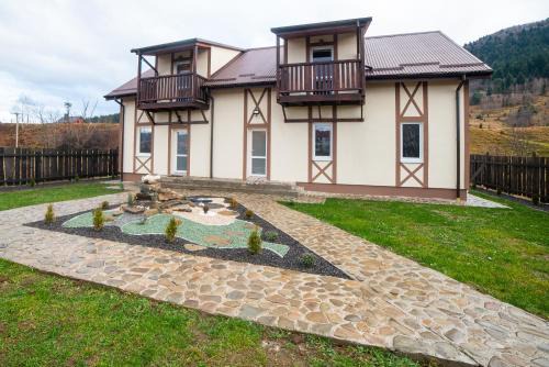 Korchyn House | Relax at Котедж "Під Горбком" - Pet Friendly & Oceanfront
