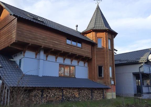 Yaremche House | Pet-Friendly Cottage with Hot Tub: Котедж Садиба Крайлюків