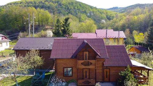Kosiv House | Cozy Cottage "Хата Рибака" with Family-Friendly Amenities