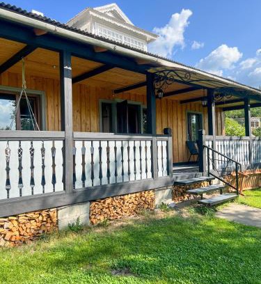 Verkhovyna Apartment | Discover Котедж Шум Черемоша by the River - 9.8 Rated Stay
