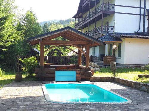 Mykulychyn Ski Chalet | Discover River Hill: Pet-Friendly Gem with Ocean Views