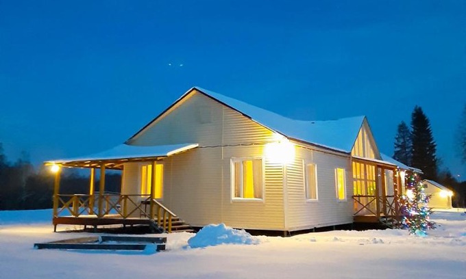 Bol'Shedvorskoe House | Discover Comfort at Коттеджный комплекс "Замок" by the Sea