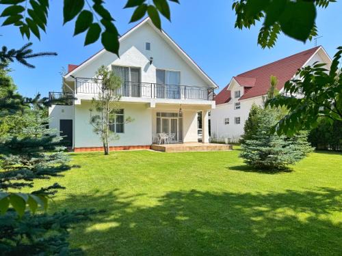 Cholpon-Ata Villa | Escape to Коттедж на берегу Иссык-Куля with Ocean Views