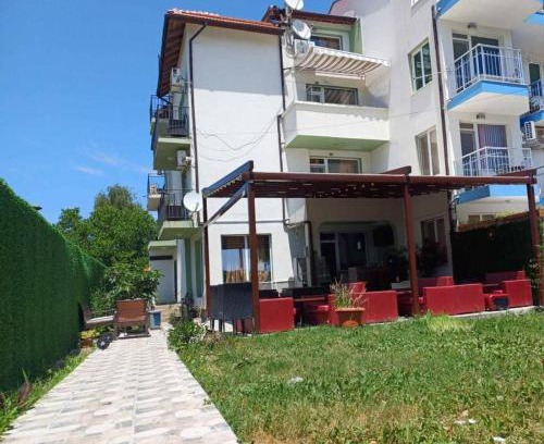 Sinemoretz House | Budget-Friendly Hotel Крин: Ideal for Families and Pets