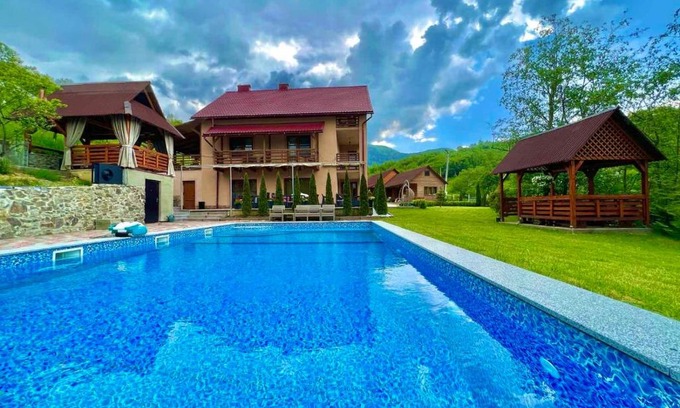 Mizhhirya Hotel | Discover Kupetsky Dvir: Oceanfront Bliss with Family Amenities