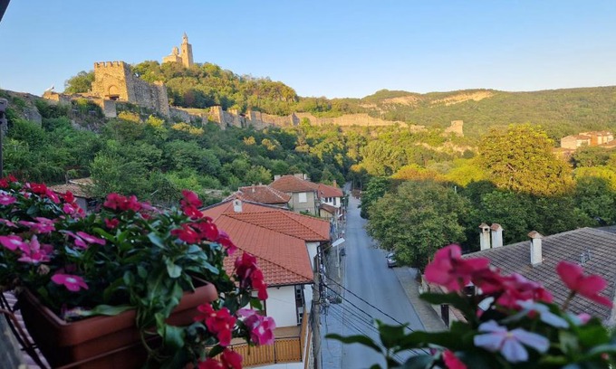 Veliko Tarnovo Apartment | Family-Friendly Kъща за гости Великите - Guest Rated 9.8
