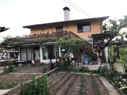 Dobrinishte House | Guest-Rated 10/10 at Къща за гости Градината with Kitchen