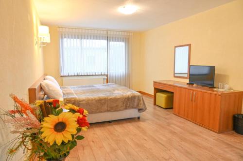 Kvartal Noviya Grad House | Welcoming Къща за гости ГРАНИТ with Hot Tub & Family Fun