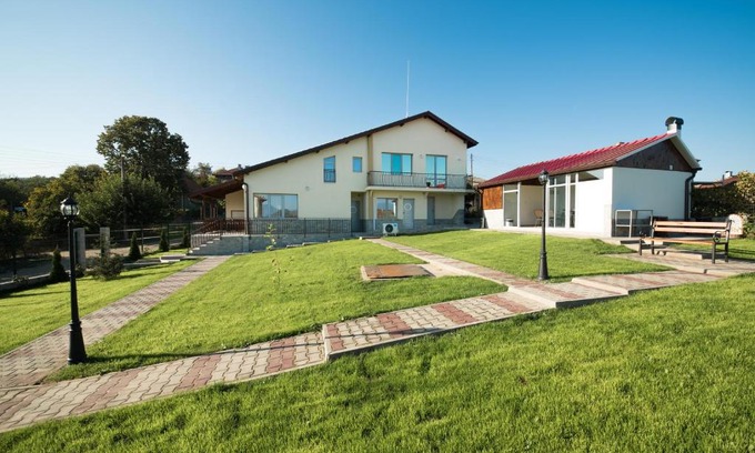 Petrich House | Highly Rated Къща за гости Елица with Family & Pet Amenities