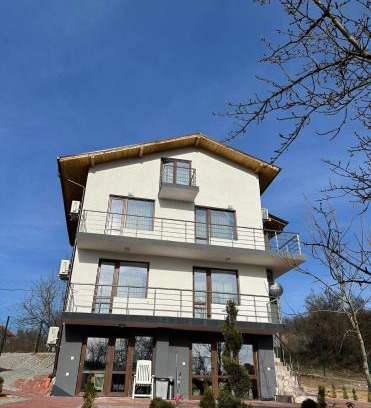 Dupnitsa Villa | Family-Friendly Retreat at Къща за гости “При Язовира”