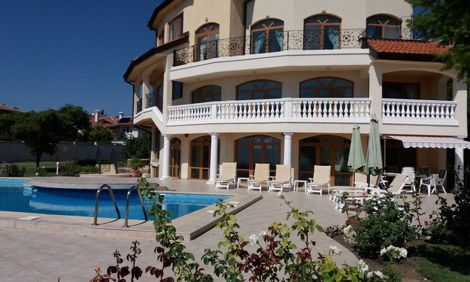 Primorski House | Relax at Къща за гости Розариум with Spa & Private Pool