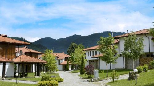 Oreshak House | Top-Rated Volpe Guesthouse with Pool and Pet-Friendly Options