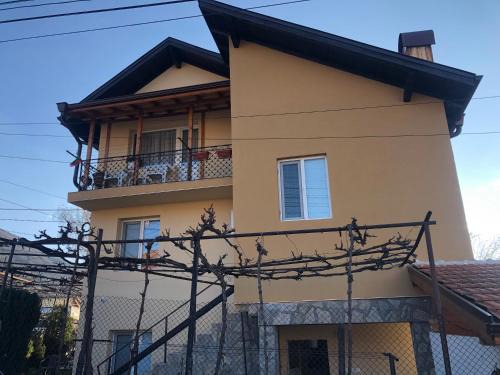Sapareva Banya Apartment | Inviting Kъща ИВОНА: Pet-Friendly Retreat with Hot Tub