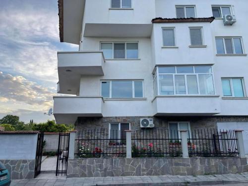 Hisarja Apartment | Family-Friendly ЛАЗАРОВИ with Exceptional 9.1/10 Rating