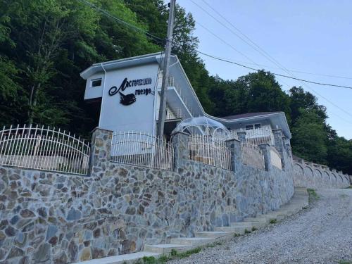 Shaian Hotel | Budget-Friendly Ластівчине гніздо with Breakfast Included