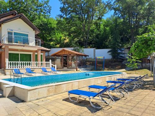 Mladezhko Villa | Experience Leshnitsite House: Pet-Friendly with Ocean Views