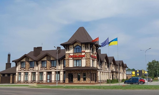 Radekhiv Hotel | Discover Ліжниця: Family-Friendly Stay with Breakfast