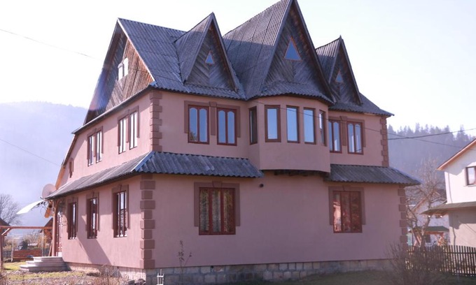 Mykulychyn House | Mountain Magic: Family-Friendly Hotel with Breakfast Included